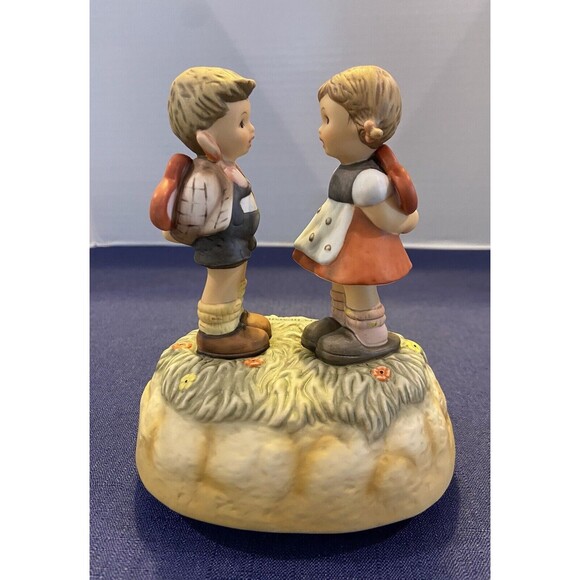 Hummel, "Two Hearts" Musical Figurine, plays "What the World Needs Now is Love". - Picture 4 of 12